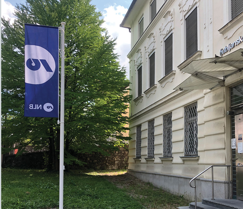 Zastava pred vhodom v Ljubljansko banko
