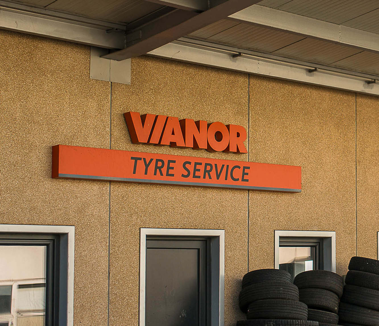 Kombinacija reklamnega napisa: »Tyre service« iz aluminijaste pločevine s samolepilno folijo in 3D osvetljene črke