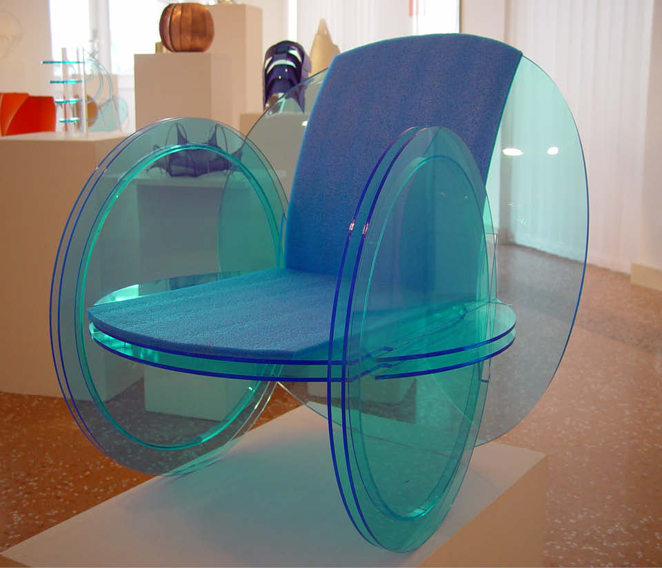 Pleksi stol, izdelan po načrtih mlade oblikovalke