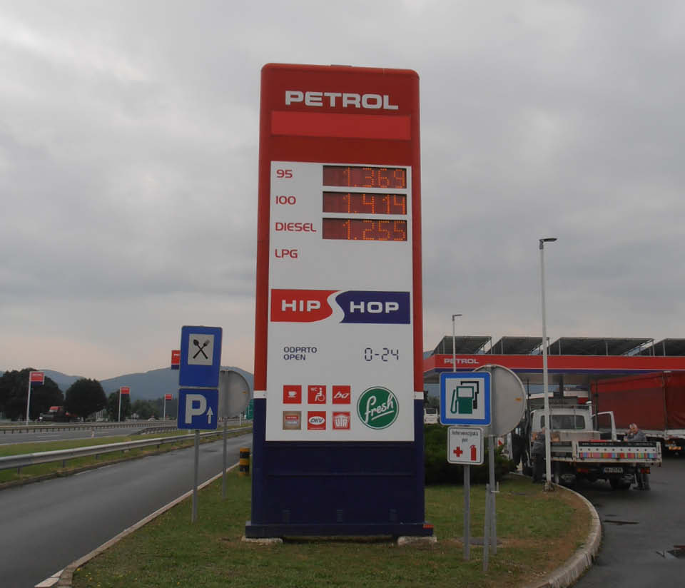Pogled na nameščen reklamni pilon pred bencinskim servisom